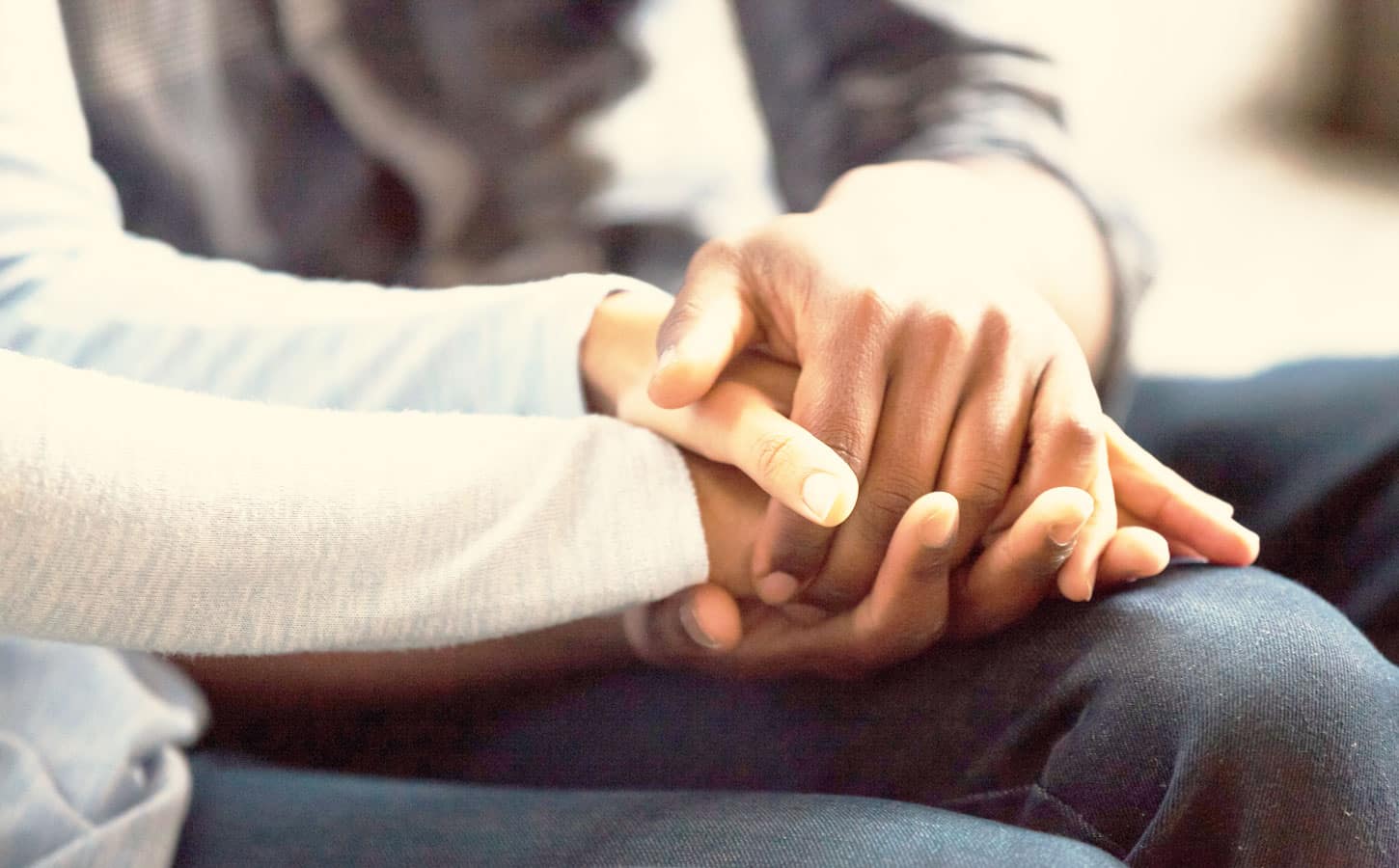 Hände haltendes Paar – Eheberatung Lüneburg schafft Veränderung